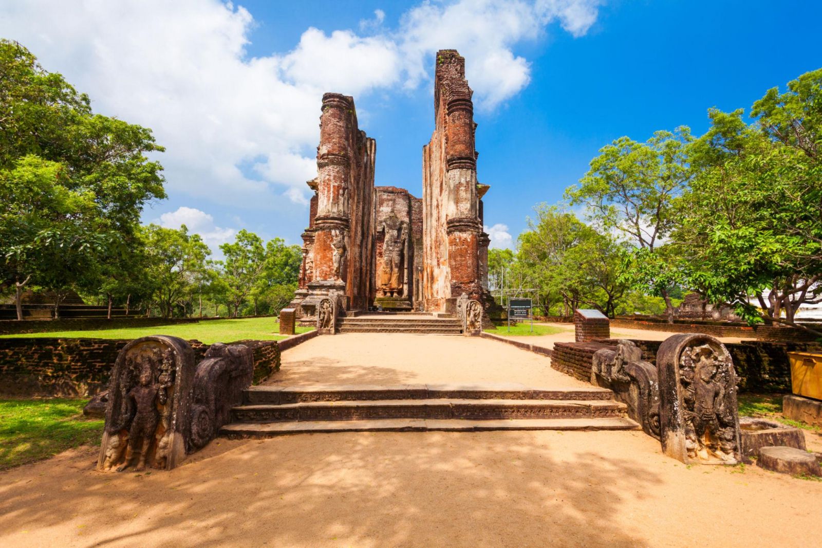 Lankatilaka tại Polonnaruwa gây ấn tượng với những bức tường gạch cao đồ sộ và dấu tích tượng Phật khổng lồ giữa quần thể cố đô cổ