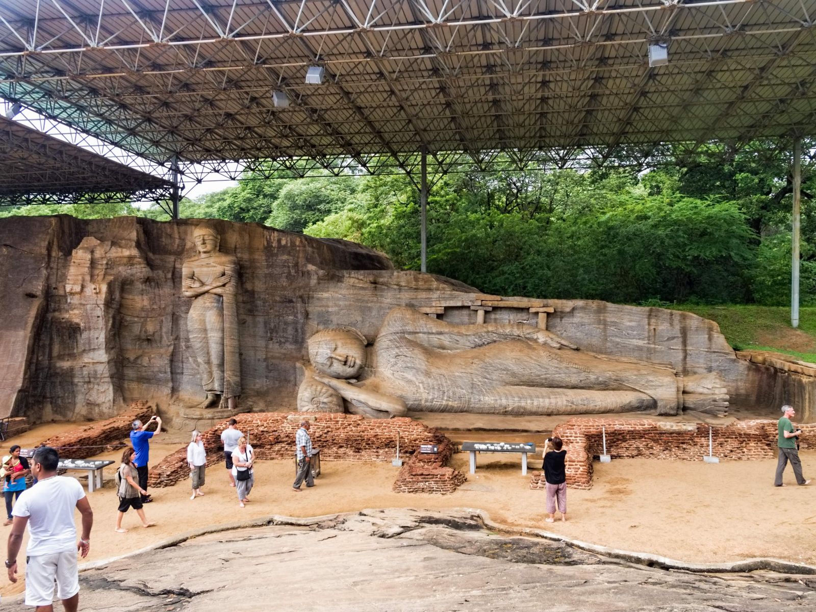 Gal Vihara tại Polonnaruwa nổi tiếng với những pho tượng Phật khổng lồ được chạm khắc trực tiếp trên vách đá granite