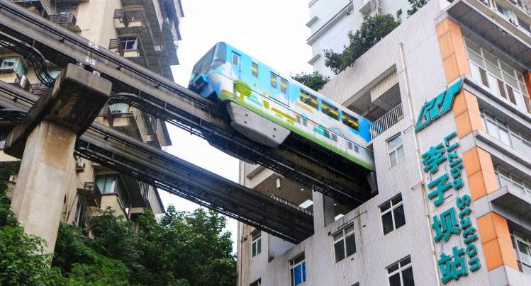 Ga tàu Lý Tử Bá nổi tiếng với hình ảnh tàu điện chạy xuyên qua tòa nhà, tạo nên một trong những cảnh tượng độc đáo nhất Trùng Khánh