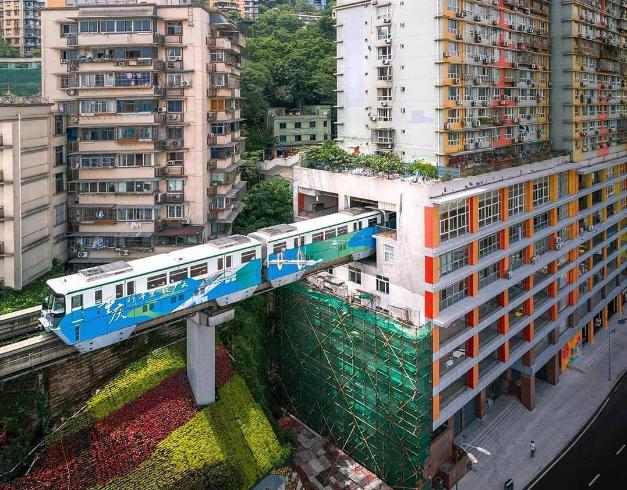 Trải nghiệm tàu điện Trùng Khánh chạy giữa địa hình thành phố núi và đi xuyên qua những công trình kiến trúc độc đáo
