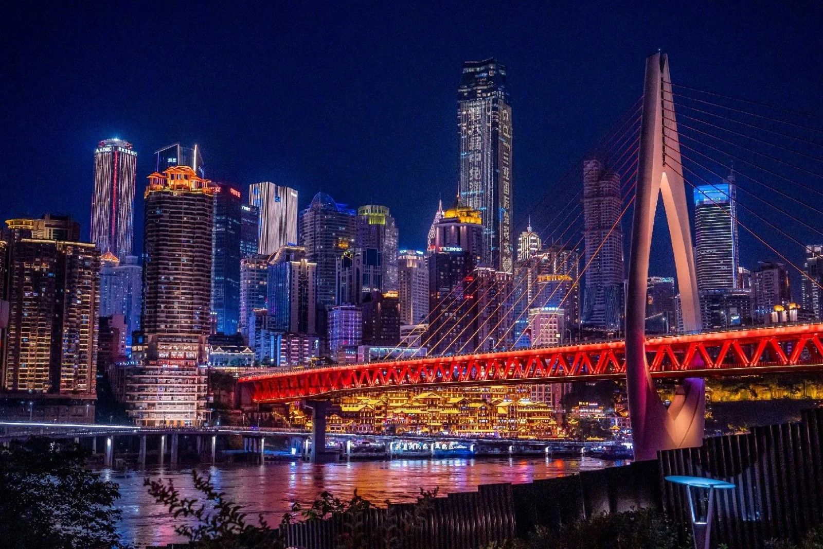 Ngắm Trùng Khánh về đêm khi Hồng Nhai Động, những tòa nhà cao tầng và các cây cầu bên sông đồng loạt lên đèn