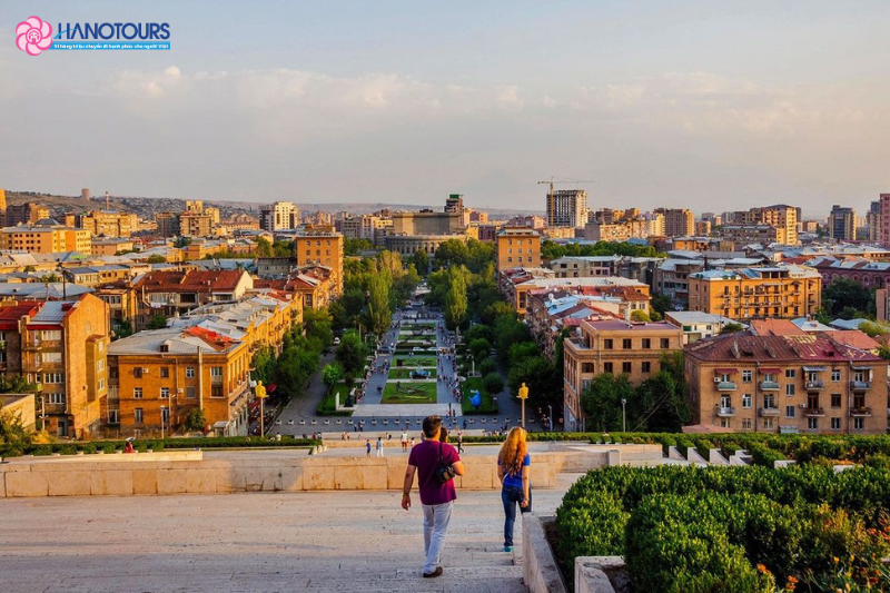 Thời tiết của Yerevan có sự khác biệt rõ rệt giữa các mùa trong năm