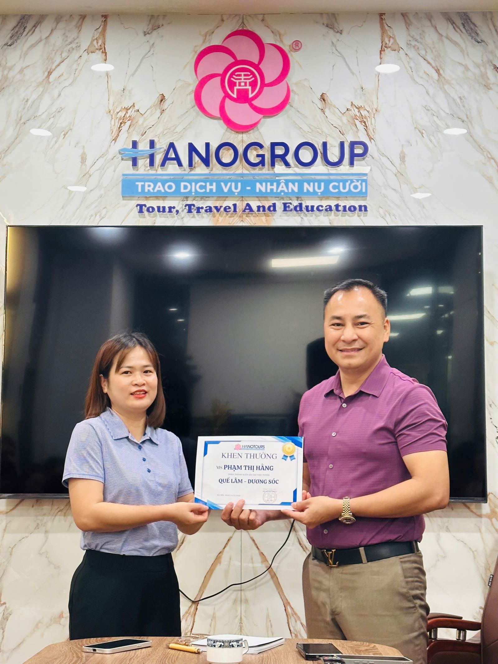 Tổng Giám đốc Hồ Xuân Phúc trao thưởng nhân sự hoàn thành xuất sắc chỉ tiêu tuyến Quế Lâm cho chuyên viên Phạm Thị Hằng
