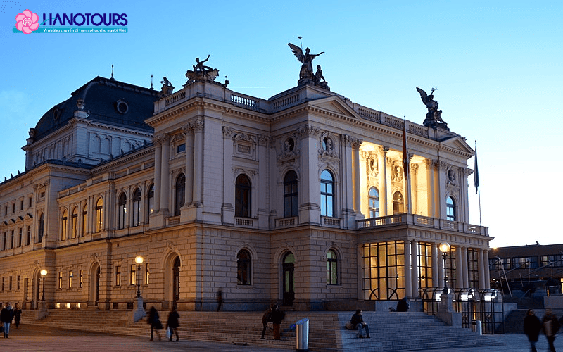 Toà nhà Opernhaus Zurich là nhà hát Opera nổi tiếng